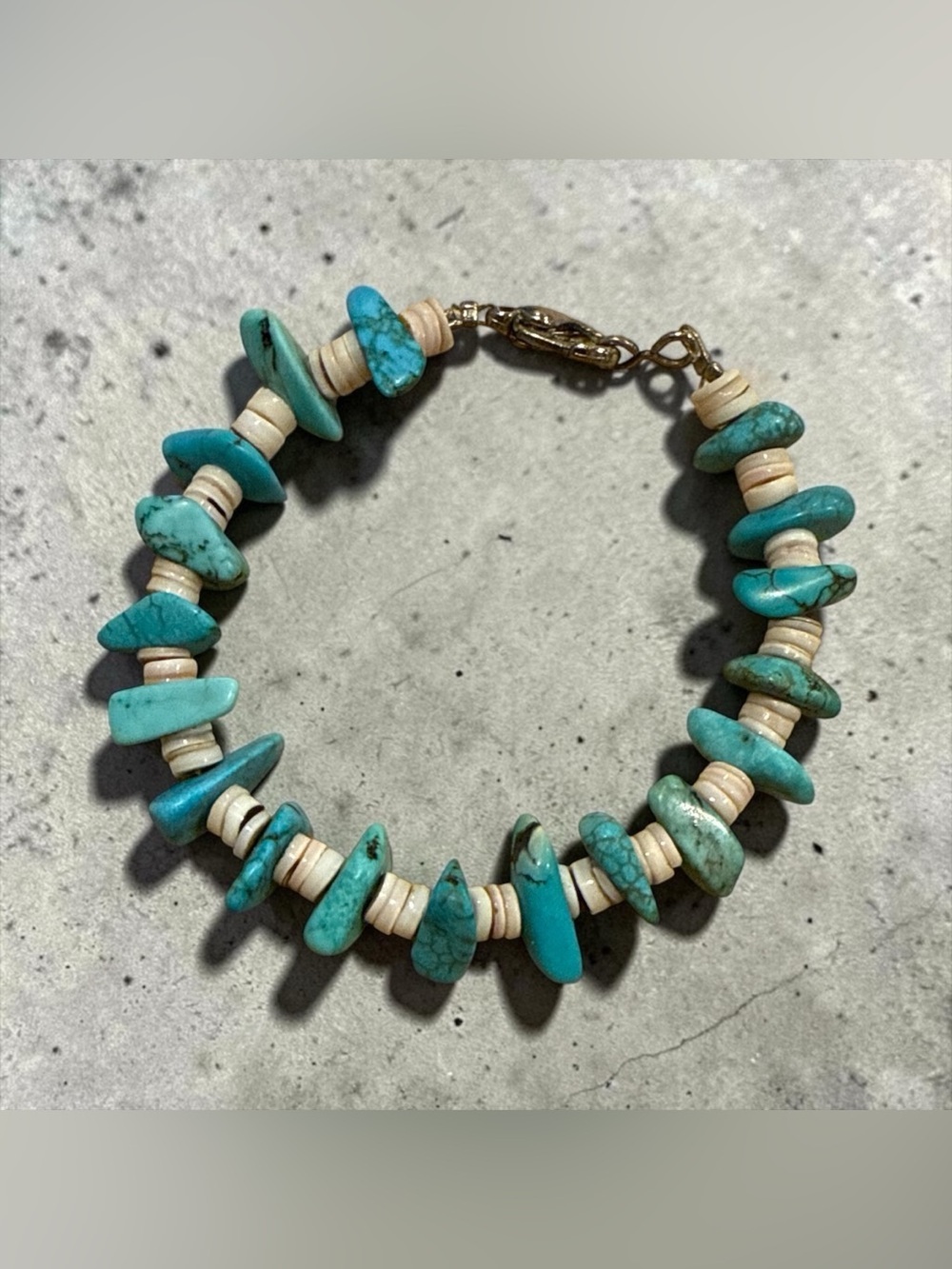 Howlite Chip and Shell Bead Bracelet